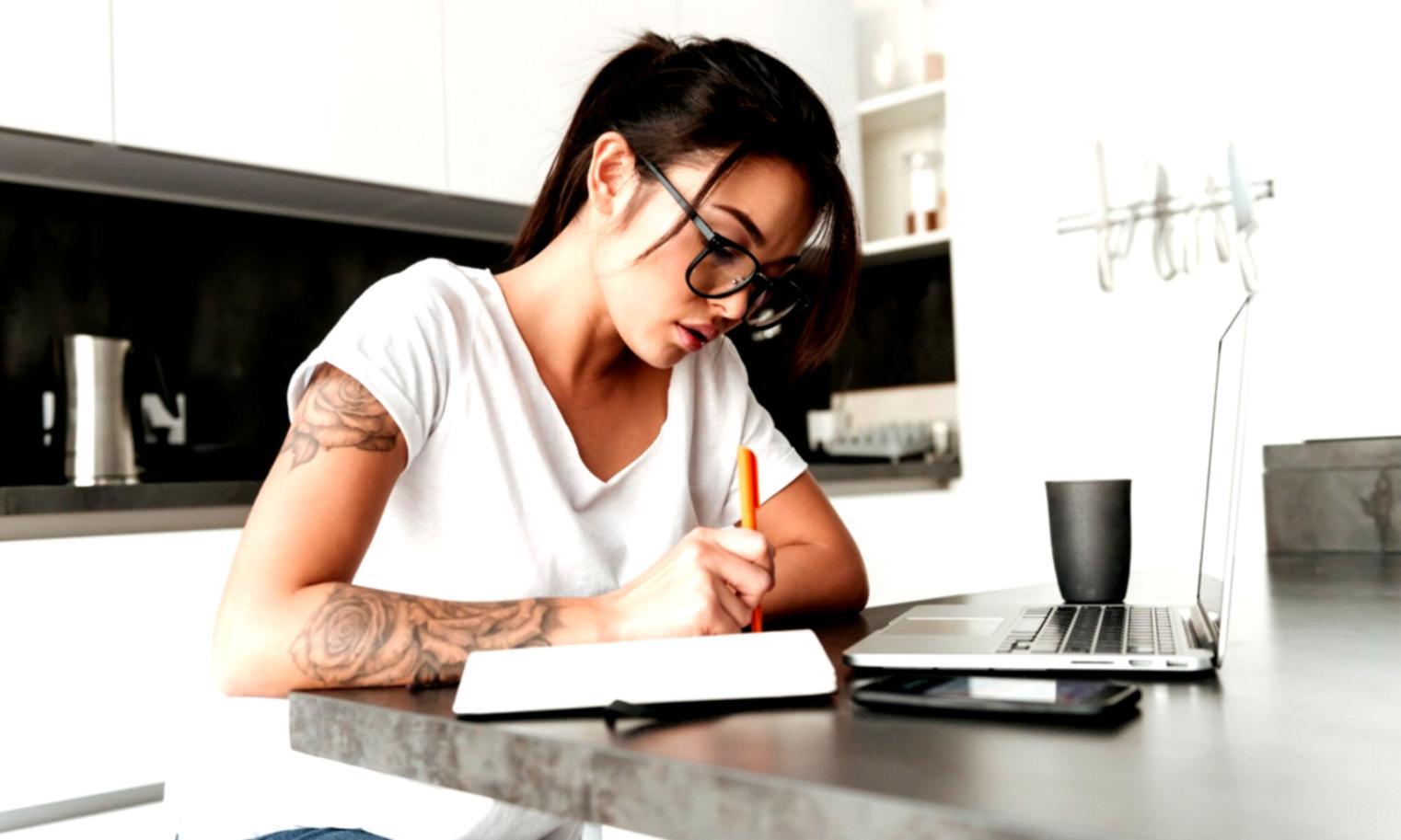 Gemeinsame Strategieentwicklung in modernem Konferenzraum