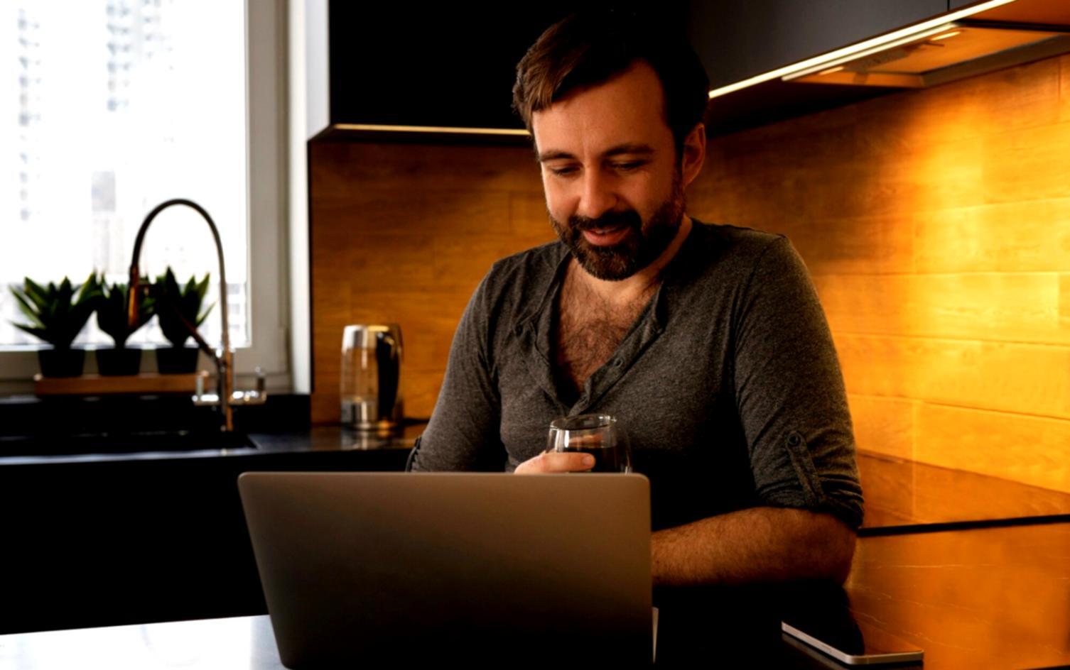 Modernes Büro mit Finanzunterlagen und Laptop